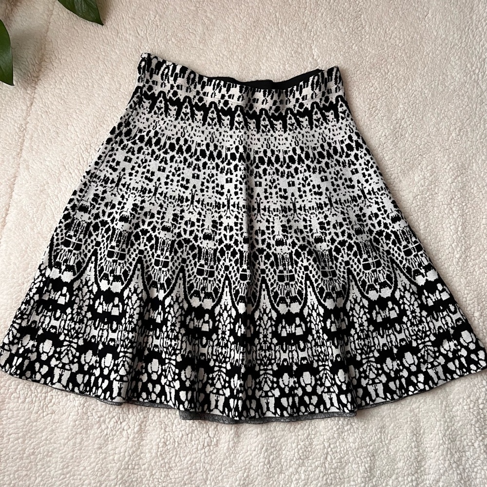 Roz & Ali Elastic Waistband Flowy Knit A-line Skirt